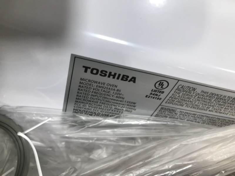 Photo 4 of TOSHIBA EM925A5A-BS Countertop Microwave Oven, 0.9 Cu Ft With 10.6 Inch Removable Turntable, 900W, 6 Auto Menus, Mute Function & ECO Mode, Child Lock, LED Lighting, Black Stainless Steel
