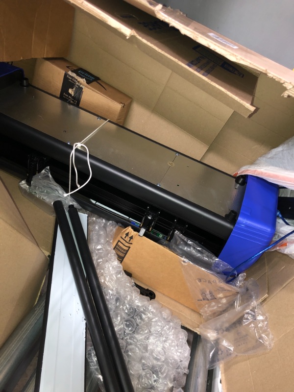 Photo 4 of VEVOR Vinyl Cutter 28 Inch Vinyl Cutter Machine with 20 Blades Maximum Paper Feed 720mm Vinyl Plotter Cutter Machine with Sturdy Floor Stand Adjustable Force and Speed for Sign Making 28 Inch Black *Missing Some Accessories*