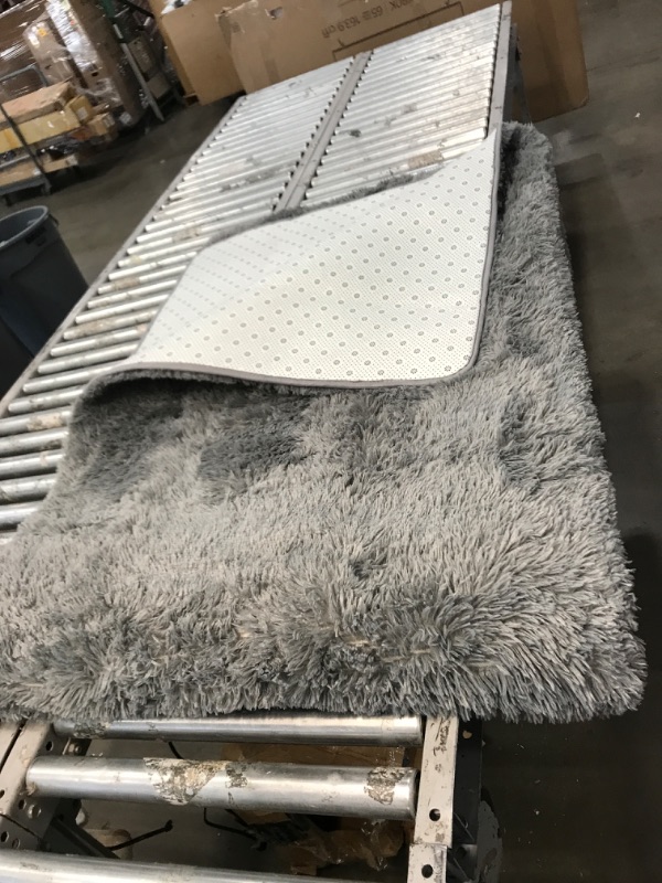 Photo 1 of 6' X 9' GREY FUZZY RUG