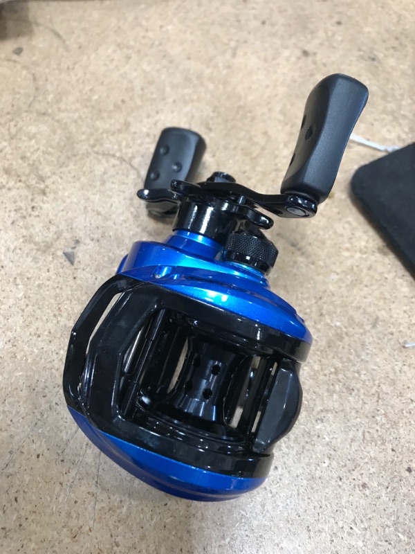 Photo 3 of Abu Garcia BLUEMAX Ship 3 Bait Reel
