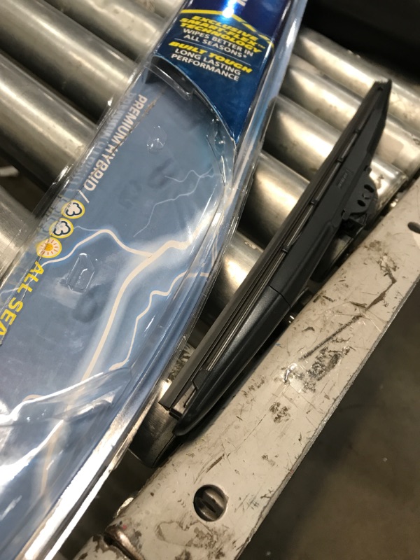 Photo 1 of Michelin® Stealth™ Ultra Hybrid Blade - 14"