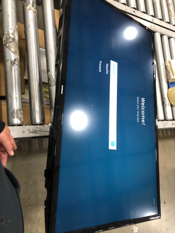 Photo 2 of SAMSUNG 40-inch Class LED Smart FHD TV 1080P (UN40N5200AFXZA, 2019 Model)
