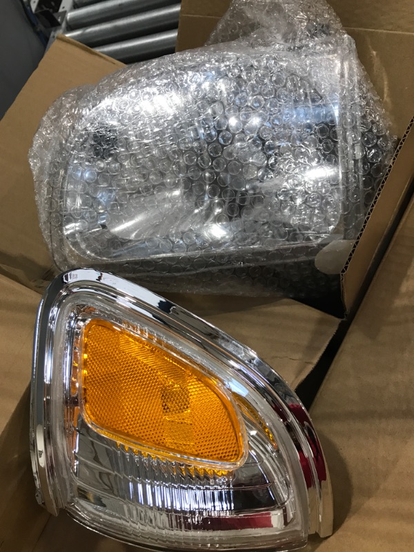 Photo 2 of *DAMAGE* 2001-2004 tacoma headlight lens amber reflector