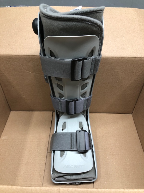 Photo 3 of *Minor cosmetic damage/see photos* Aircast AirSelect Walker Brace/Walking Boot (Elite, Short and Standard)
