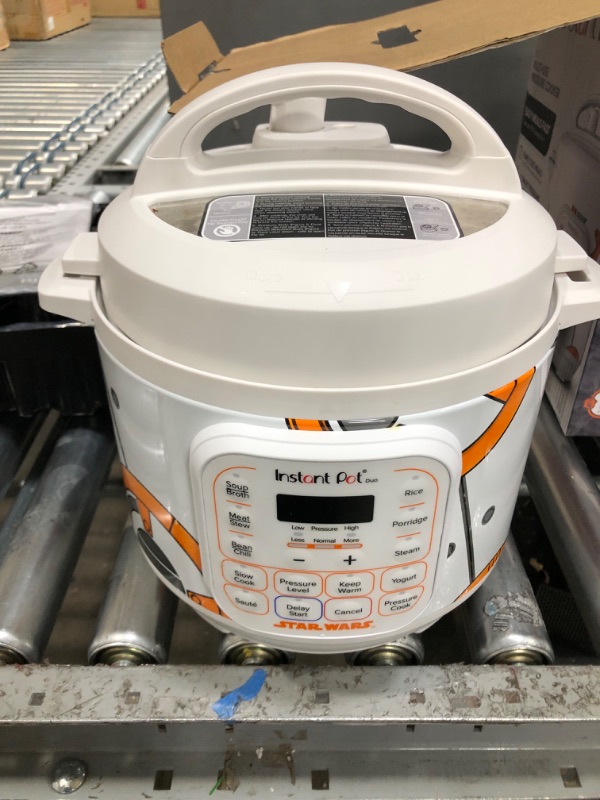 Photo 2 of **SEE NOTES**
Instant Pot 110-0033-01 3Qt Star Wars Duo Mini 3-Qt. Pressure Cooker, White-BB-8