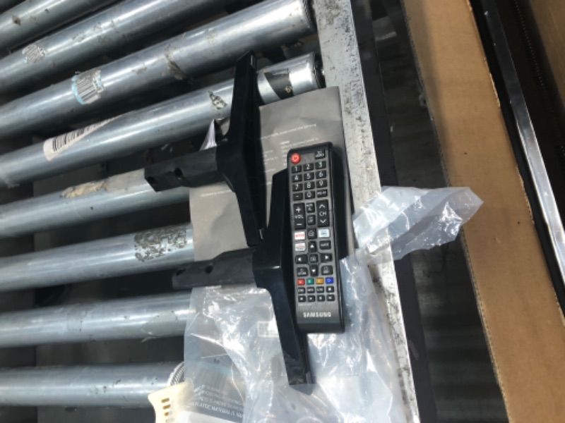 Photo 1 of SAMSUNG 40-inch Class LED Smart FHD TV 1080P (UN40N5200AFXZA, 2019 Model)
