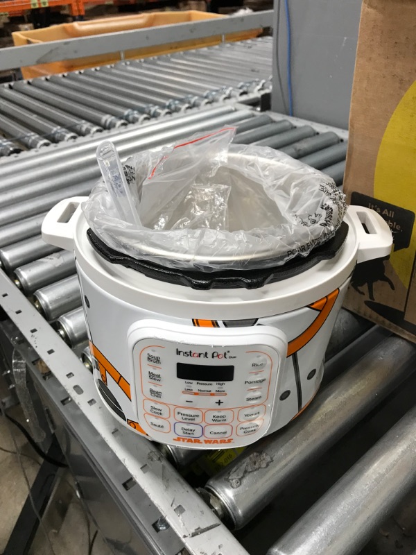 Photo 1 of ***NOT FUNCTIONAL //PARTS ONLY !!Instant Pot 110-0033-01 3Qt Star Wars Duo Mini 3-Qt. Pressure Cooker, White-BB-8