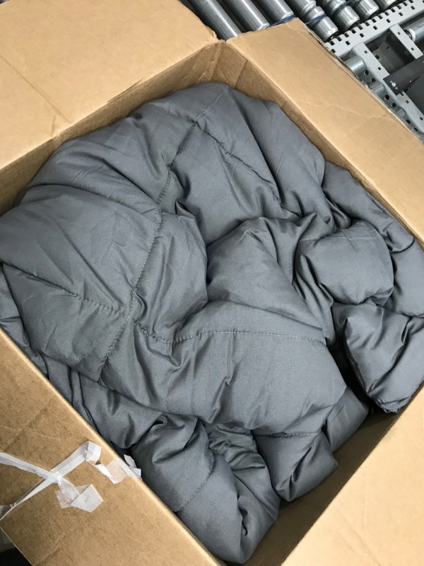 Photo 2 of *INCOMPLETE* BEDSURE Queen Comforter Set DARK GREY - Bedding Comforter Set, All Season Cationic Dyeing Bedding Set 2 Pillow Shams (Queen/Full, 88x88 inches, 3 Pieces)
