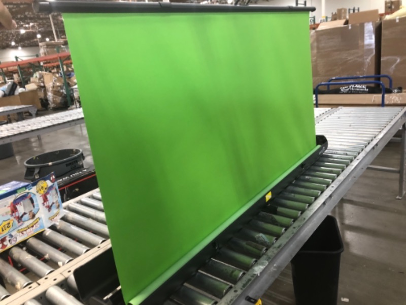 Photo 3 of Elgato Green Screen - Collapsible Chroma Key Backdrop, Wrinkle-Resistant Fabric and Ultra-Quick Setup for background removal for Streaming, Video Conferencing, on Instagram, TikTok, Zoom, Teams, OBS Collapsible (58.27 x 70.87 in) Green Screen