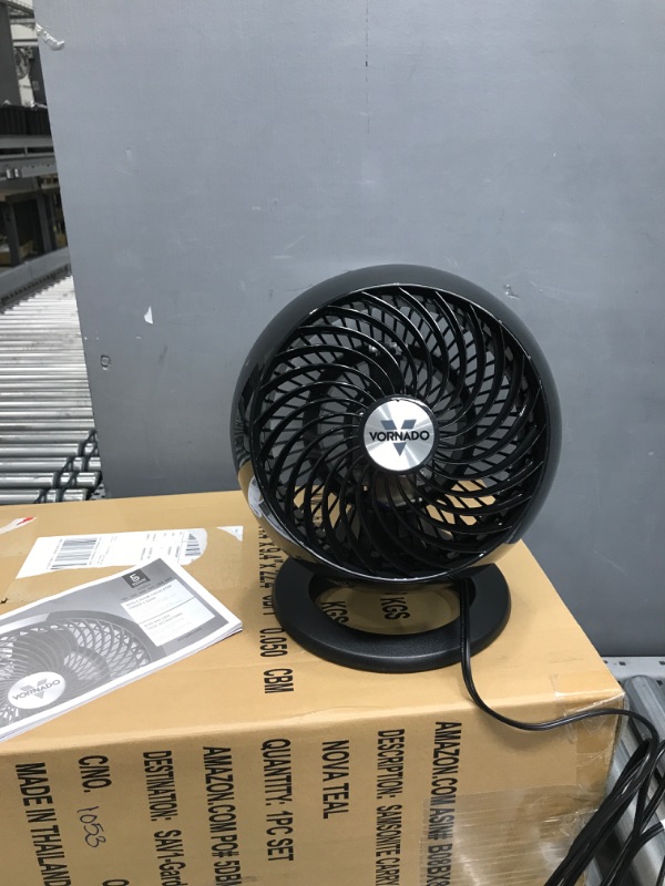 Photo 2 of ***TESTED WORKING*** Vornado 460 Small Whole Room Air Circulator Fan with 3 Speeds, 460-Small, Black Black 460 - Small Fan