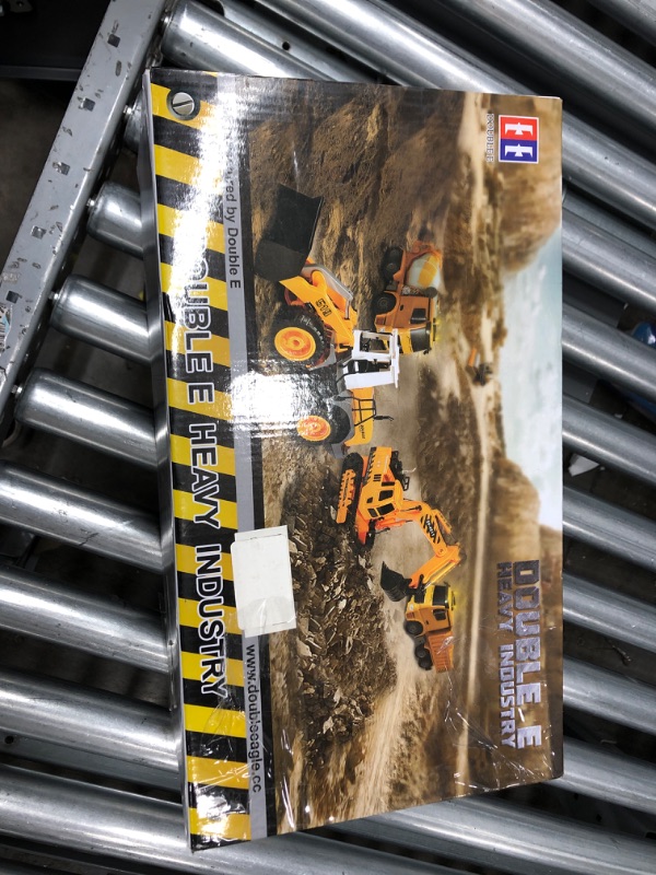 Photo 4 of DOUBLE E Remote Control Excavator Toy 1 Battery Digger Hydraulic Construction Vehicles RC Trucks Toys for Boys Girls Kids 3 4 5 6 7 8 9 10 Year
