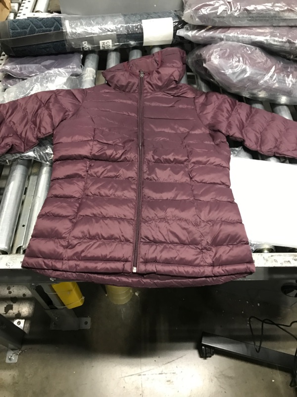 Photo 1 of Amazon Essentials Women's Lightweight Long-Sleeve Full-Zip Water-Resistant Packable Hooded Puffer Jacket Small Burgundy