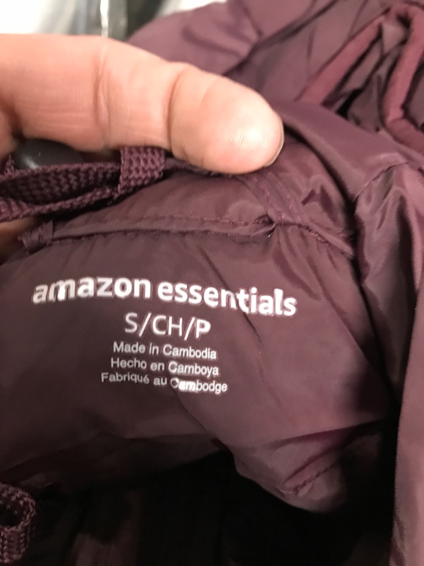 Photo 3 of Amazon Essentials Women's Lightweight Long-Sleeve Full-Zip Water-Resistant Packable Hooded Puffer Jacket Small Burgundy