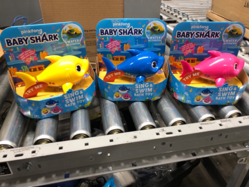 Photo 2 of Baby Shark Sing & Swim Bath Toy 3-Pack