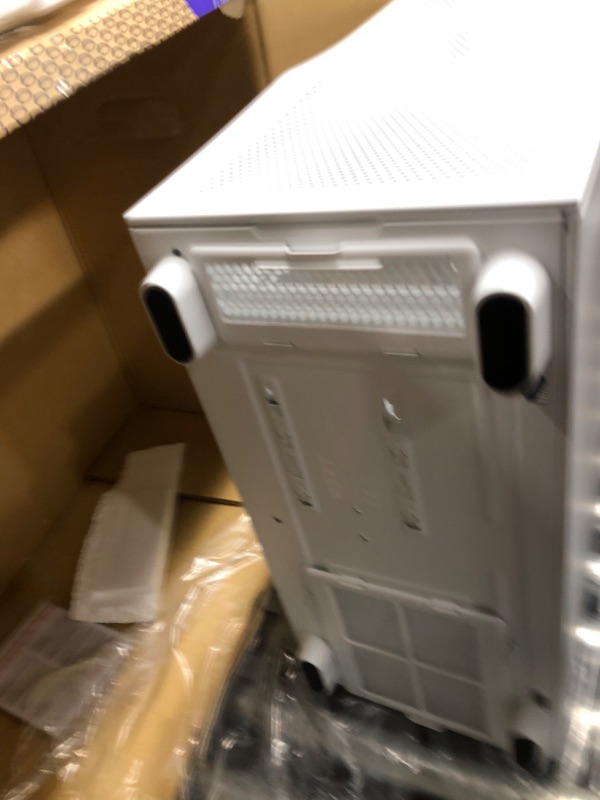 Photo 3 of NZXT H7 Flow - CM-H71FW-01 - ATX Mid Tower PC Gaming Case - Front I/O USB Type-C Port - Quick-Release Tempered Glass Side Panel - White White H7 Flow Case