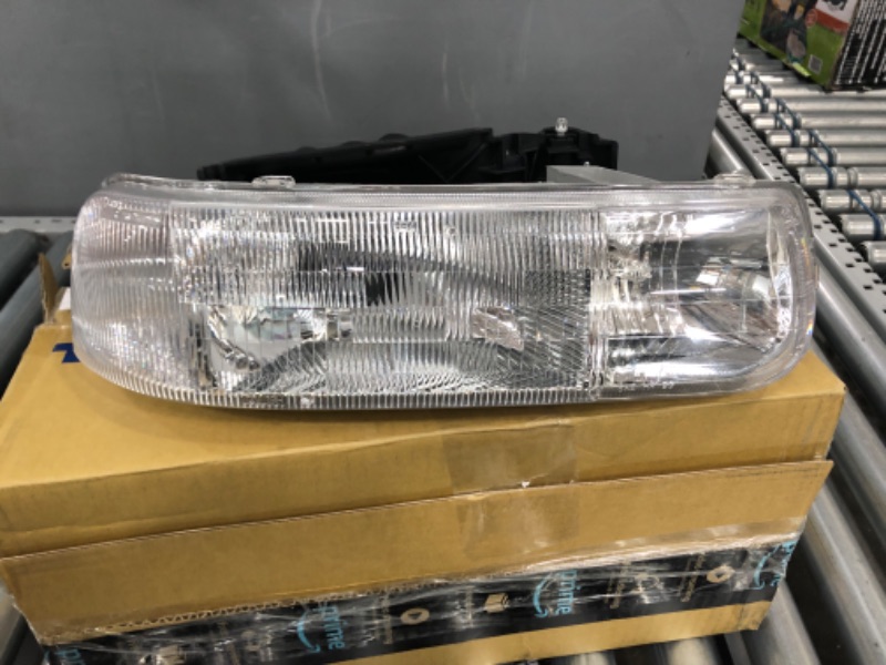 Photo 2 of **** NEW ****
TYC Right Headlight Assembly Compatible with 1999-2002 Chevrolet Silverado