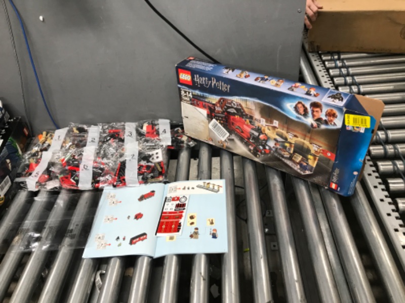 Photo 2 of **BOX DAMAGE, BAGS 1-7 INCLUDED**
LEGO Hogwarts™ Express