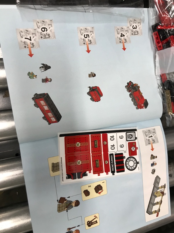Photo 3 of **BOX DAMAGE, BAGS 1-7 INCLUDED**
LEGO Hogwarts™ Express