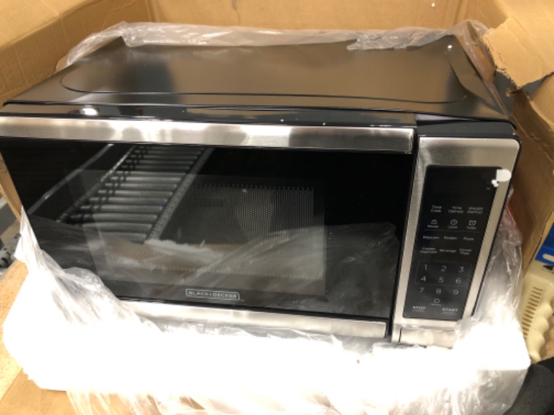 Photo 2 of *** NEW *** **** SHIPPING DAMAGE **** *** PARTS ONLY ***
black+decker em720cb7 digital microwave oven with turntable push-button door,child safety lock,700w, stainless steel, 0.7 cu.ft
