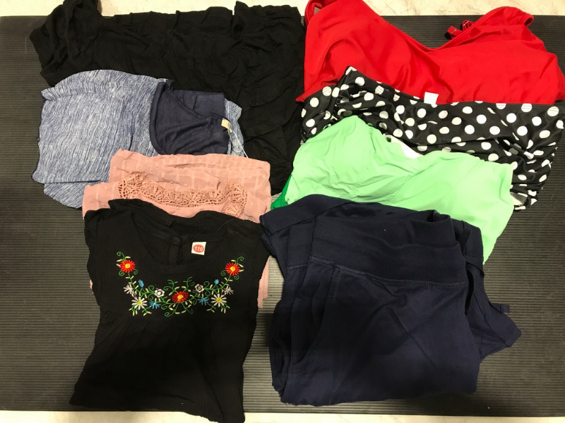 Photo 1 of 7 PIECE MISCELLANEOUS WOMENS CLOTHES VARIOUS SIZES 
ITEMS ARE USED 
