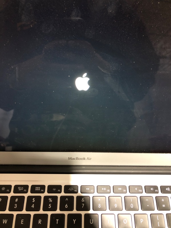 Photo 6 of Apple MacBook Air 13.3" (2017) MQD32LL/A Intel Core i5 - 8GB Memory, 256GB SSD - Silver (Used- B Grade)
