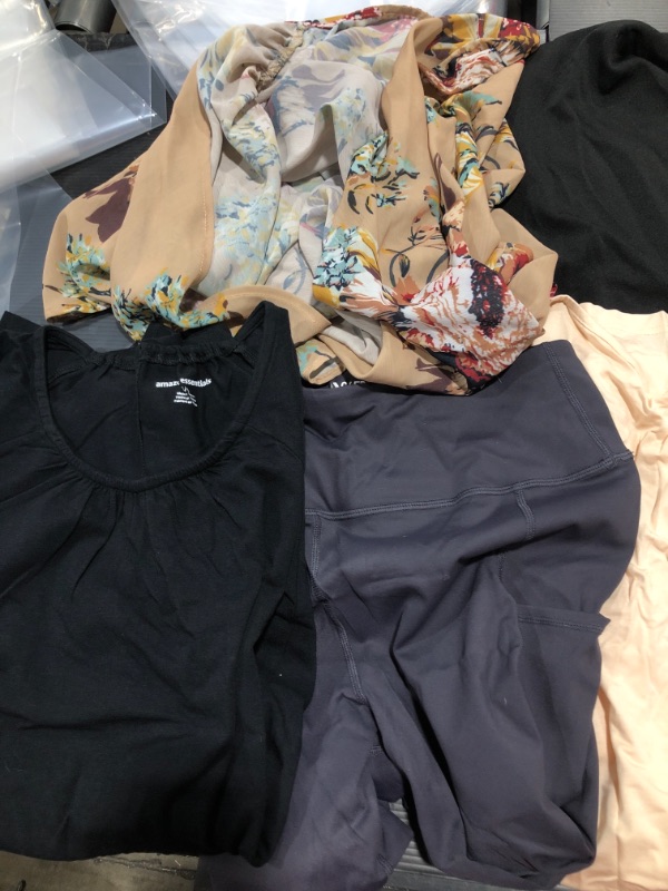 Photo 2 of ALL CLOTHING DIFFERENT SIZE LADIES CLOTHING BUNDLE 