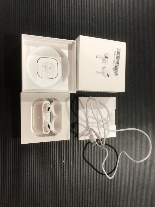 Photo 3 of AirPods Pro with MagSafe Case
