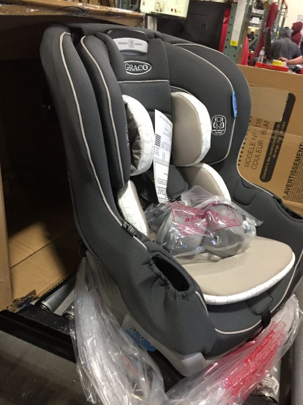 Photo 3 of Graco Extend2Fit Convertible Car Seat Ride Rear Facing Longer with Extend2Fit