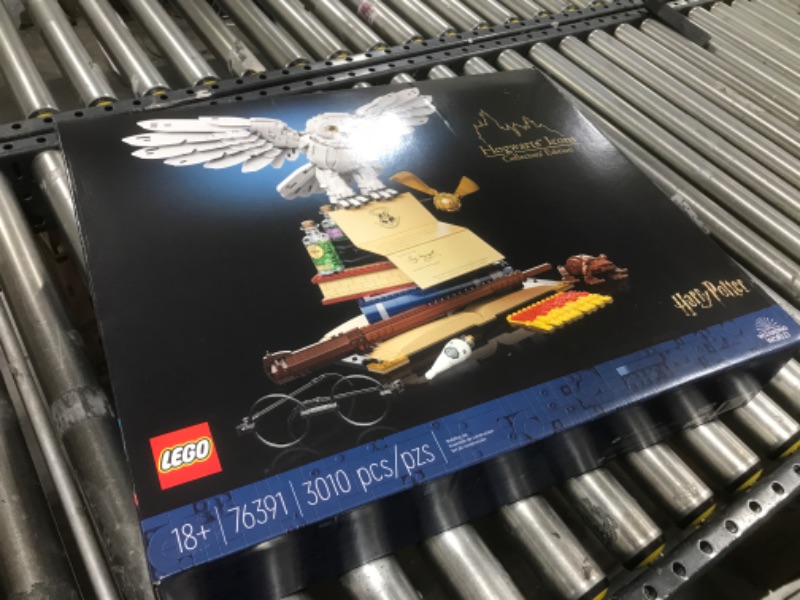 Photo 4 of  LEGO Harry Potter Hogwarts Icons - Collectors' Edition 76391 Building Set for Adults (3010 Pieces) 