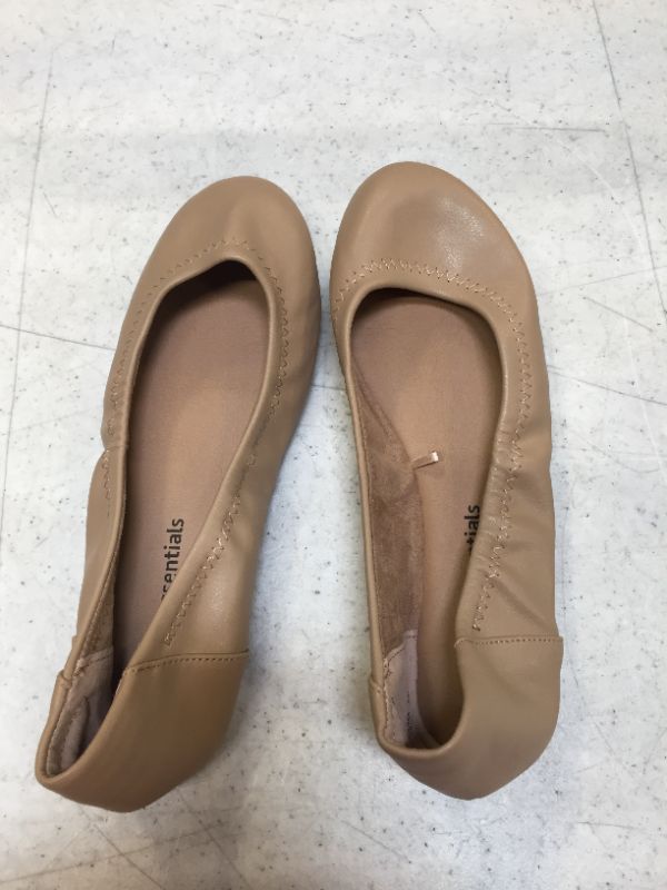 Photo 3 of Amazon Essentials Women's Belice Ballet Flat- SIZE 6W
