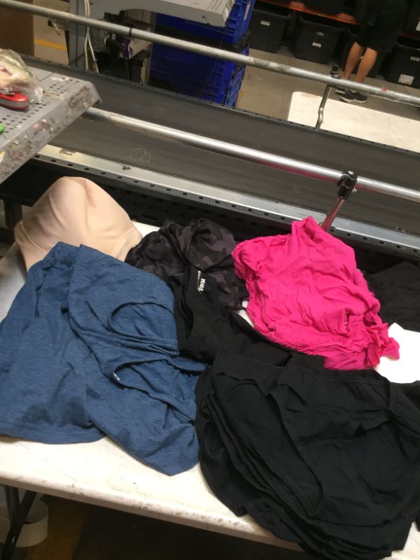 Photo 3 of BAG LOT OF WOMEN'S CLOTHING -- DIFFERENT STYLES AND SIZES --- SOLD AS IS -- 