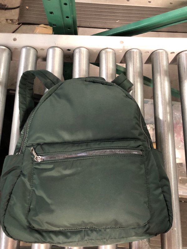 Photo 2 of 
Amazon Basics Classic School Backpack