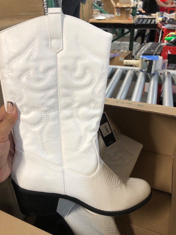 Photo 1 of WHITE COWGIRL BOOTS 