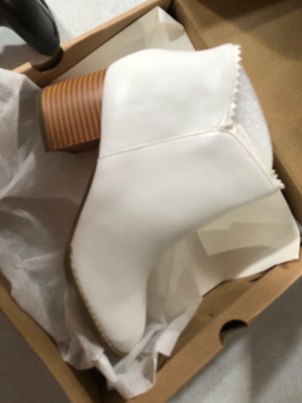 Photo 1 of Womens Ankle Boots White 6
