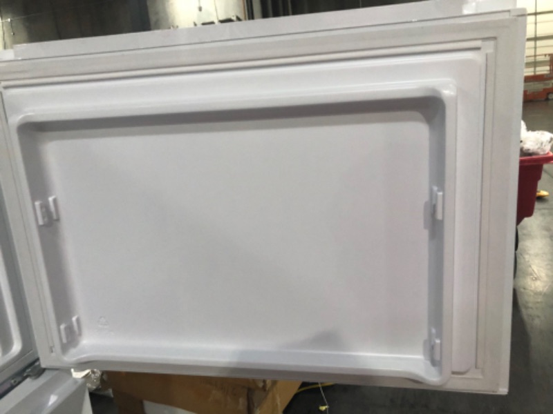 Photo 5 of [Minor Dent] Hisense 18-cu ft Top-Freezer Refrigerator (White)