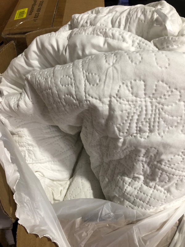 Photo 1 of * USED * 
Levtex Home - Cross Stitch Quilt Set - 100% Cotton - King Quilt (106x92in.) + 2 King Shams (36x20in.) - Cream Camel King