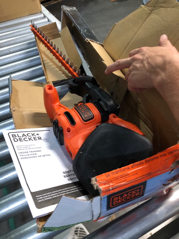 Photo 3 of [no power cord] BLACK+DECKER Electric Hedge Trimmer, 17-Inch (BEHT150)