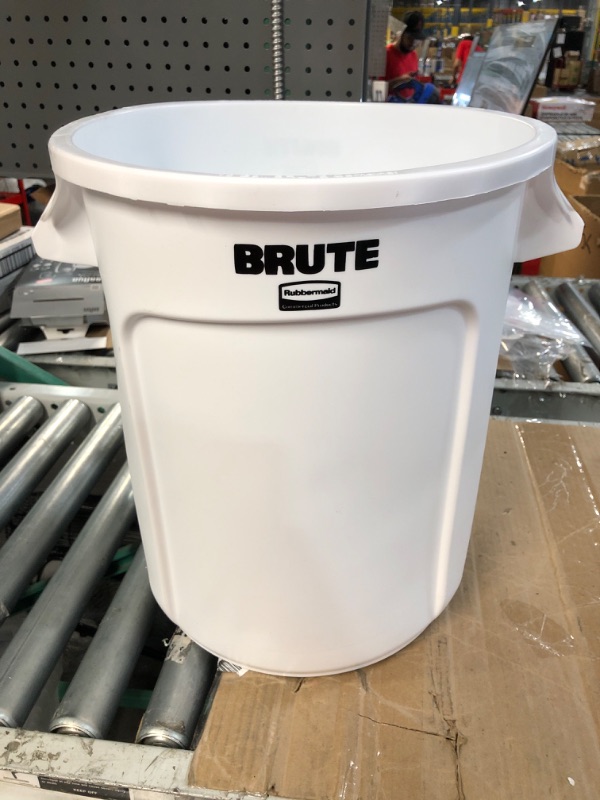 Photo 2 of Brute 10 Gal. White Plastic Round Trash Can