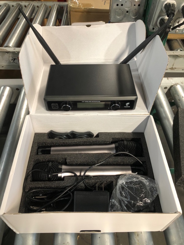 Photo 3 of * used * powers on * 
TONOR Wireless Microphone,Metal Dual Professional UHF Cordless Dynamic Mic Handheld Microphone System 200ft(TW-820)