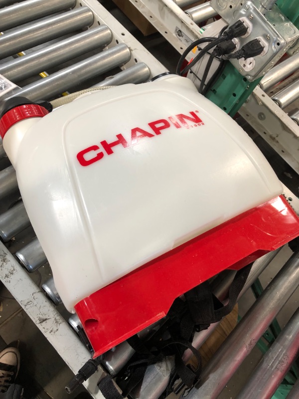 Photo 5 of [FOR PARTS, READ NOTES]
CHAPIN 61500 Backpack Sprayer for Fertilizer, 4 gal Backpack Sprayer W/Adjustable and Fan Nozzle