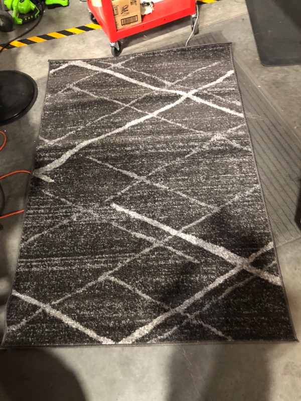 Photo 2 of **LOOKS NEW** nuLOOM Thigpen Contemporary Area Rug, 4' x 6', Dark Grey 4' x 6' Dark Grey