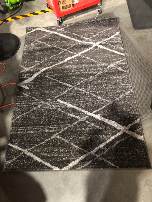 Photo 4 of **LOOKS NEW** nuLOOM Thigpen Contemporary Area Rug, 4' x 6', Dark Grey 4' x 6' Dark Grey