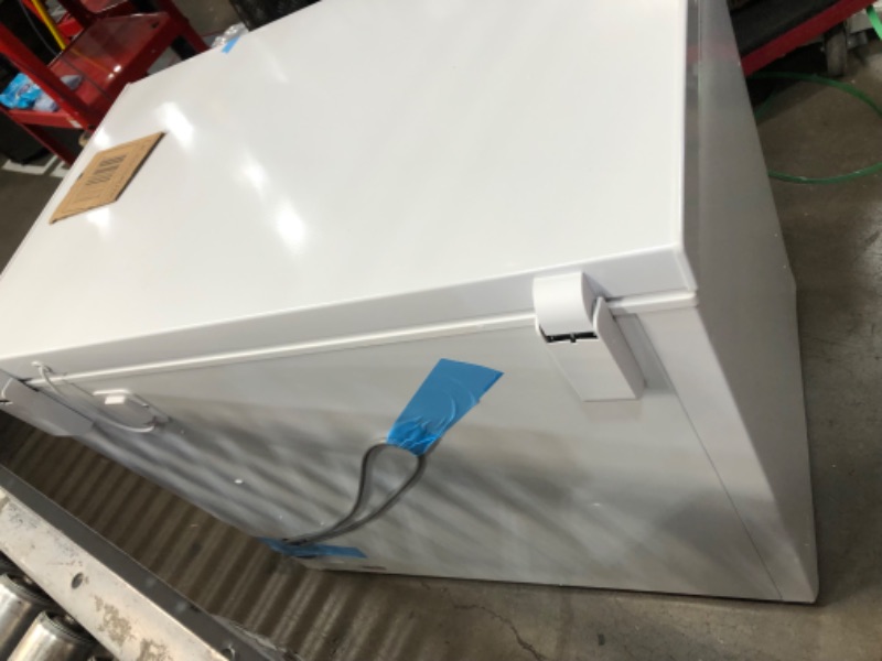 Photo 4 of MINOR DENTS
8.7 cu. ft. Manual Defrost Chest Freezer in White