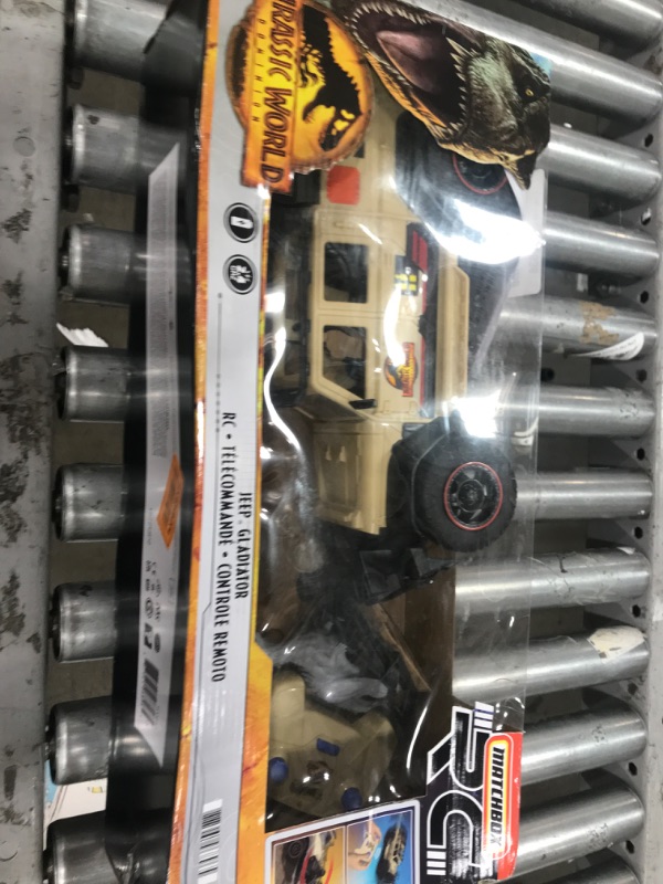 Photo 2 of Matchbox Jurassic World Dominion Jeep Gladiator RC Vehicle with 6-inch Dracorex Dinosaur Figure, Remote-Control Car with Removable Auto-Capture Claw