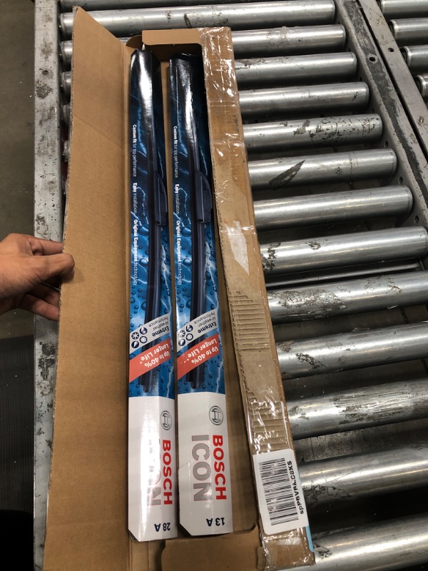 Photo 2 of Bosch ICON Wiper Blades 22OE22OE (Set of 2) Fit Cadillac: 08-07 Escalade, Mercedes-Benz: 2013 C250, Porsche: 12 911, Volkswagen: 18-12 Beetle +More, Up to 40% Longer Life, Frustration Free Packaging 22OE and 22OE Frustration Free Combo Wiper Blades