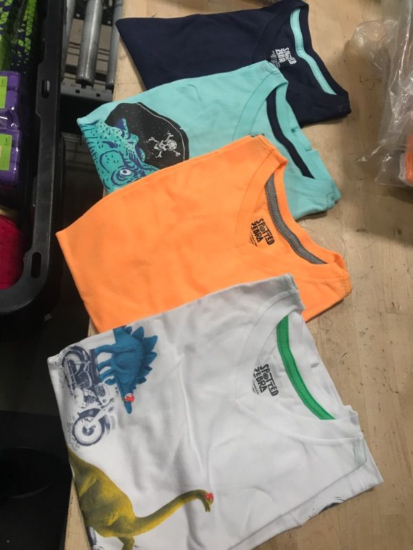 Photo 1 of Amazon Essentials Boys and Toddlers' Short-Sleeve V-Neck T-Shirt Tops (Previously Spotted Zebra), Multipacks - XS 
