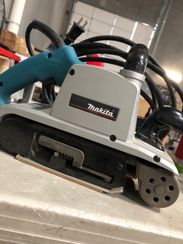 Photo 2 of * powers on but does not work * sold for parts/repair *
Makita 9403 4" x 24" Belt Sander, Teal