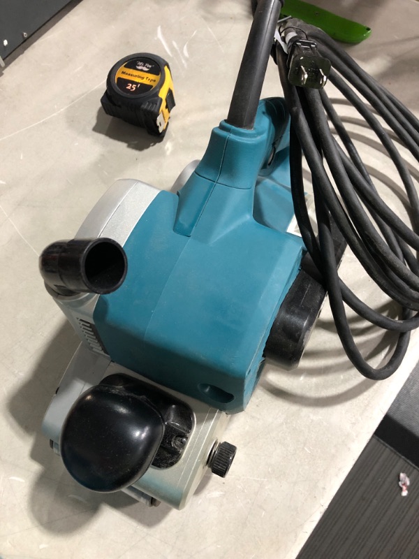 Photo 4 of * powers on but does not work * sold for parts/repair *
Makita 9403 4" x 24" Belt Sander, Teal