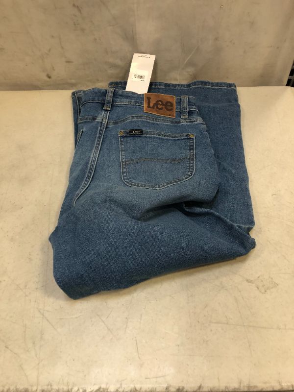 Photo 3 of Lee Women's High-Rise Relaxed Fit a Line Crop Jean - SIZE 6 MEDIUM - MOST LIKELY TRIED ON BUT LOOKS NEW -