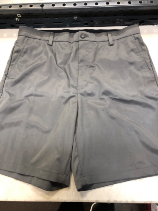 Photo 2 of AMAZON ESSENTIALS CLASSIC GOLF SHORT SHORT SIZE 36/GRAY